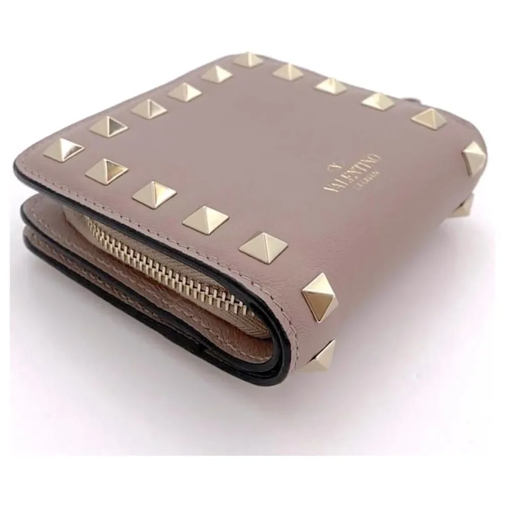 VALENTINO GARAVANI
Rockstud Accents Leather Compact Wallet 4.5” x 4” Approxi….. - Picture 2 of 14